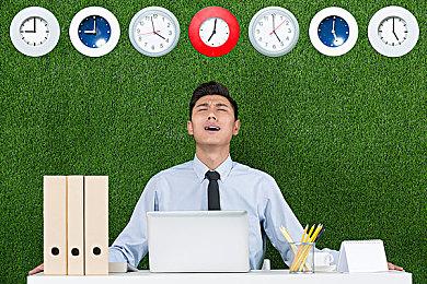 在这款像素模拟经营新作中，你得建设学园还要抓捕逃课学生